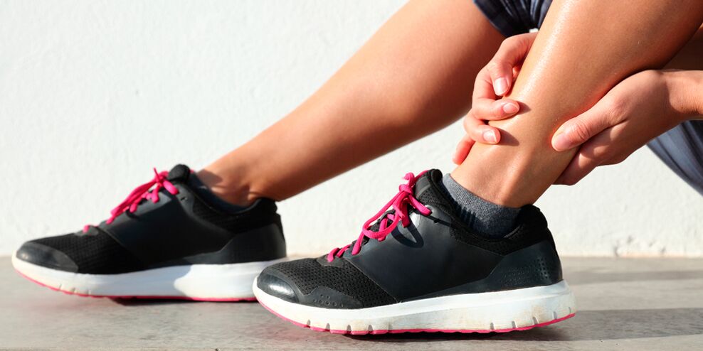 Il dolore alle gambe dopo aver camminato che scompare dopo 5-10 minuti di riposo può essere il primo segno di artrosi