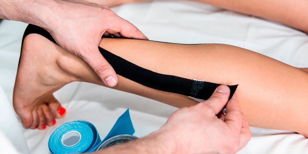 Taping per l'artrosi deformante – fissaggio dell'articolazione con nastro adesivo